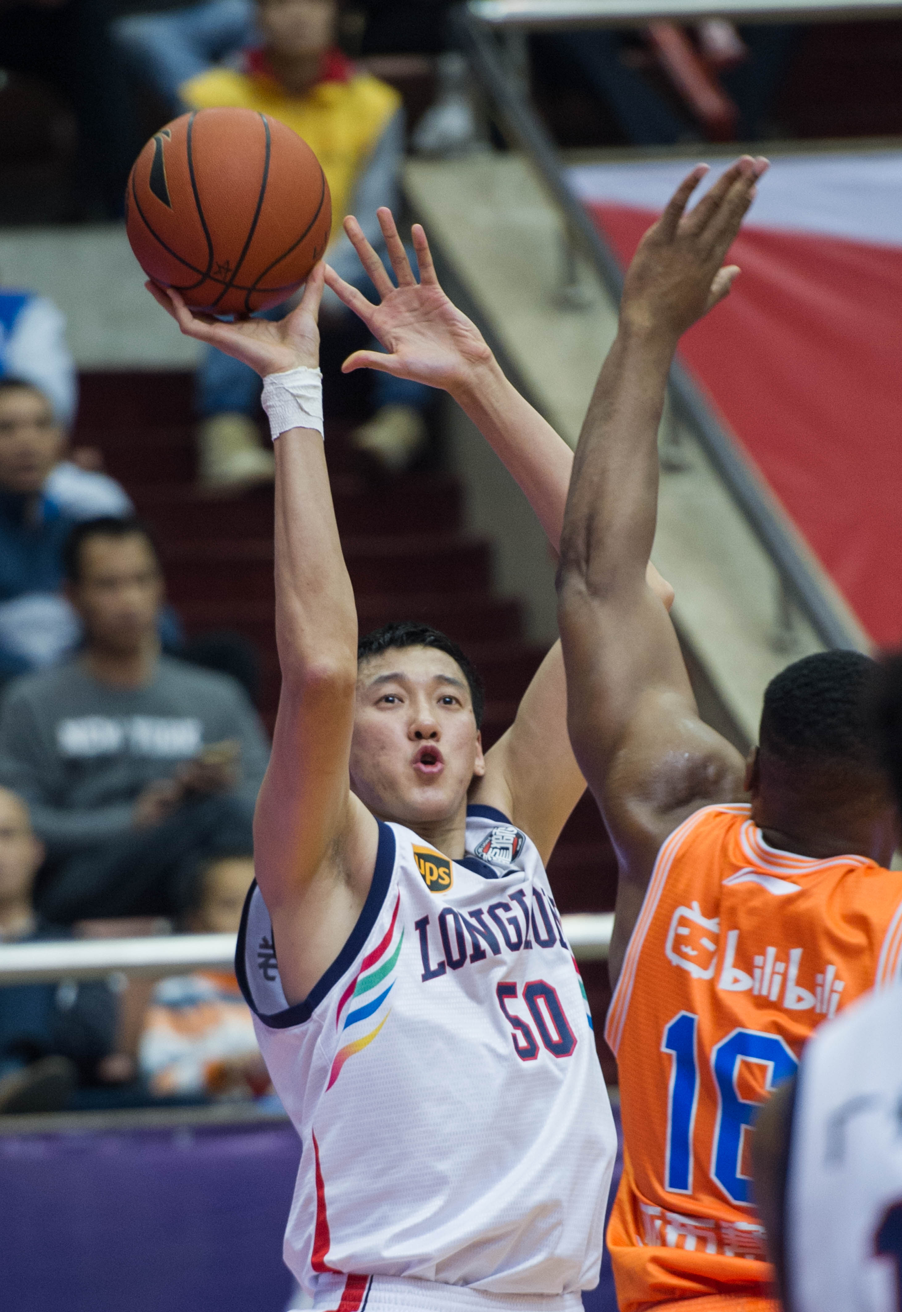 着队长袖标 着队长袖标